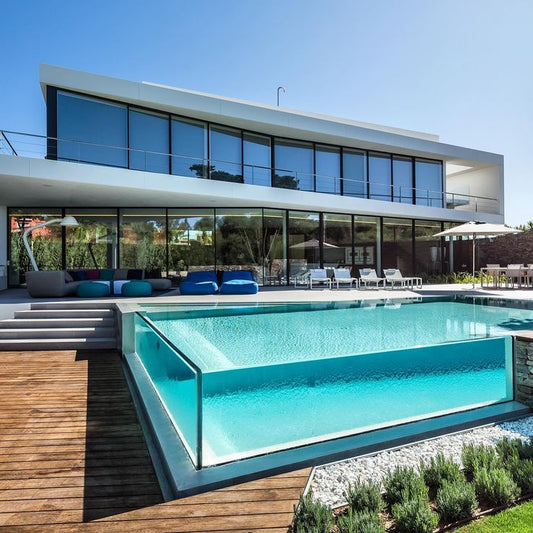 Piscine paroi de verre