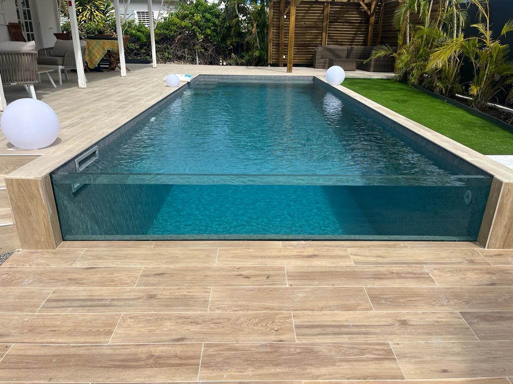Piscine paroi de verre